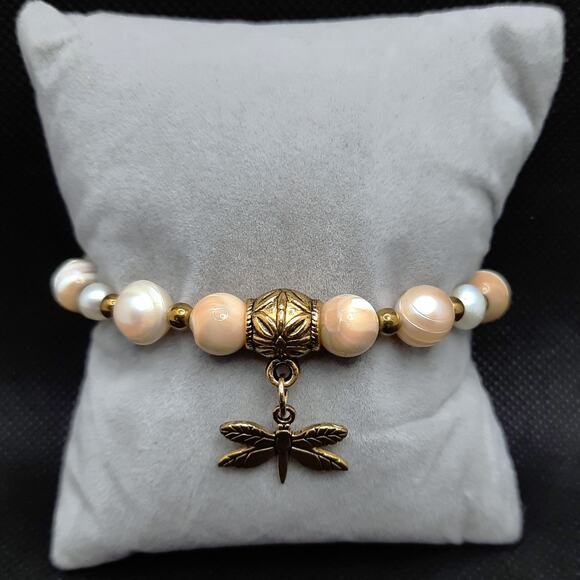 Baroque Pearl Beaded Bracelet Artisan Made Gold Tone Dragonfly Charm Stretch NEW - Picture 3 of 11